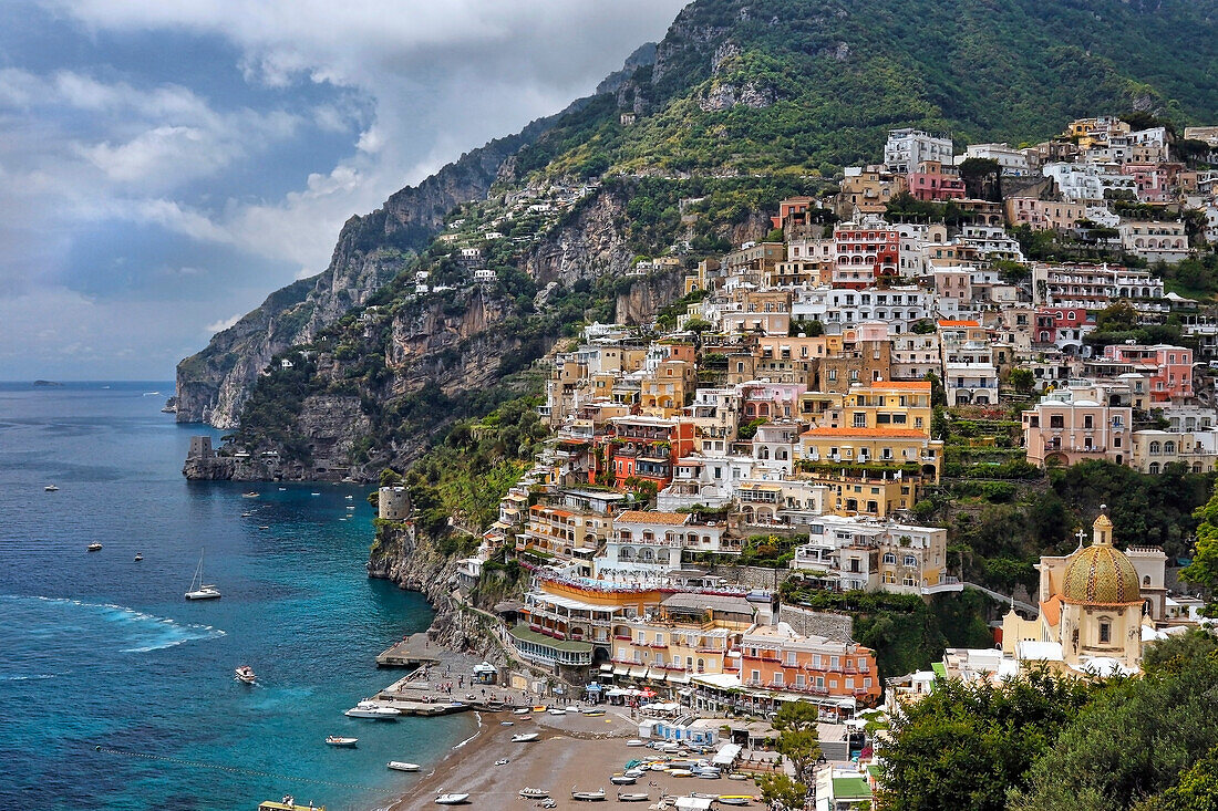 Die historische Stadt Positano an der berühmten Amalfiküste entlang des Tyrrhenischen Meeres; Amalfi, Salerno, Kampanien, Italien