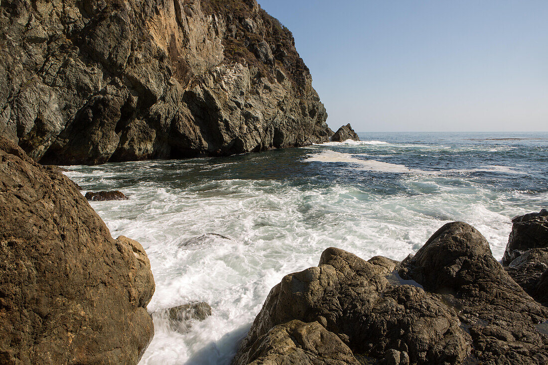 Wasser plätschert zwischen Felsen in einer Bucht an der Küste von Big Sur; Big Sur, Kalifornien