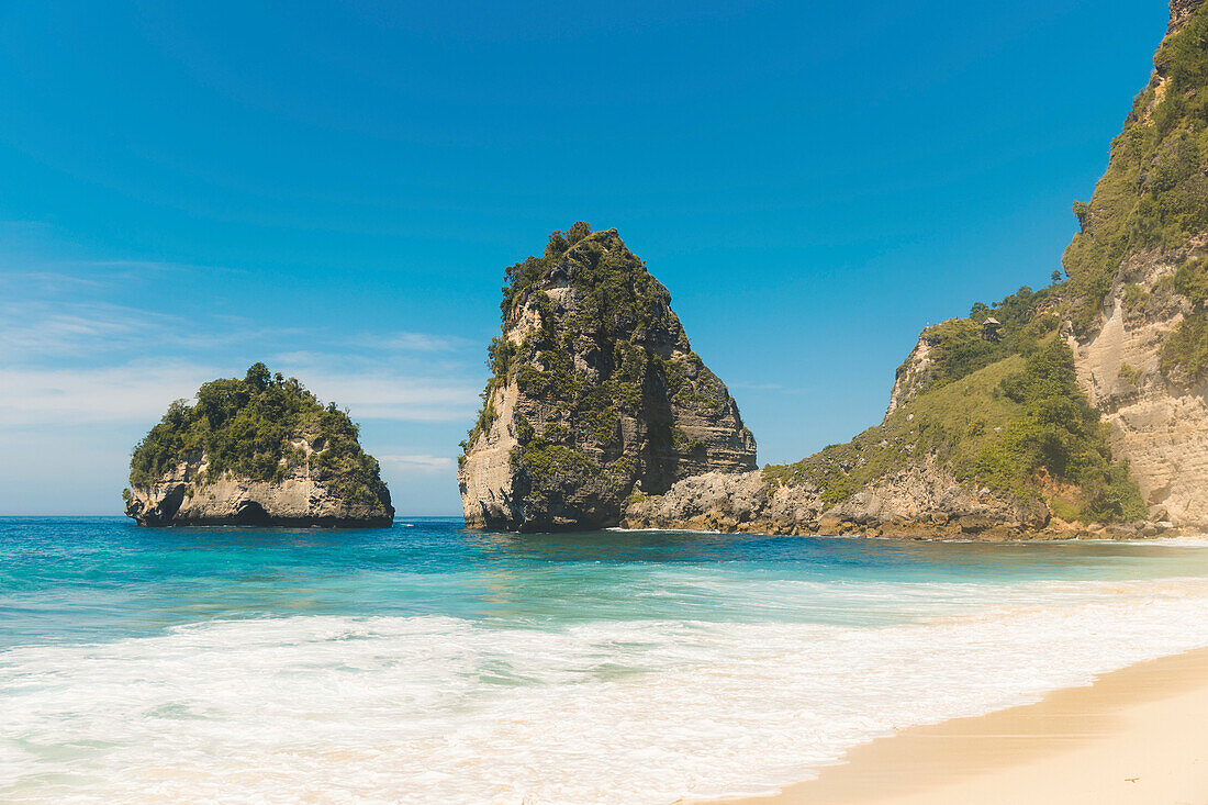 Felsformationen und Küstenlinie des Diamond Beach, Nusa Penida, Bali, Indonesien; Nusa Penida, Bali, Indonesien