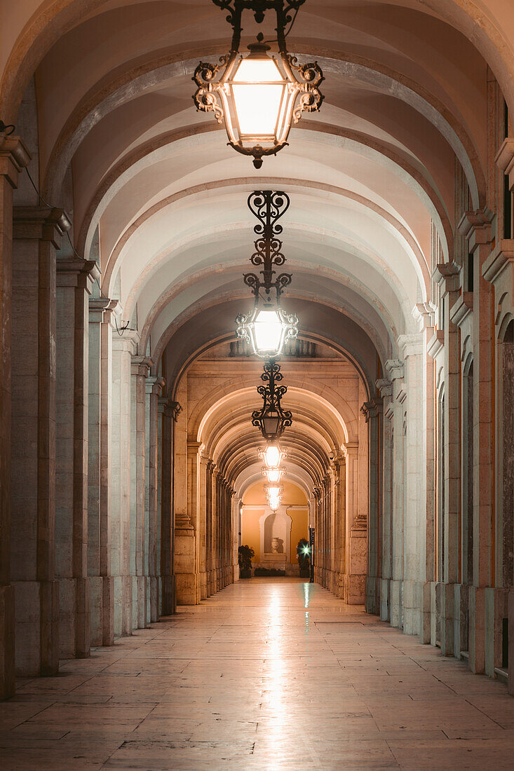 Blick durch die offene Arkade, Korridor entlang der Seiten des Rua Augusta Bogens; Lissabon, Estremadura, Portugal