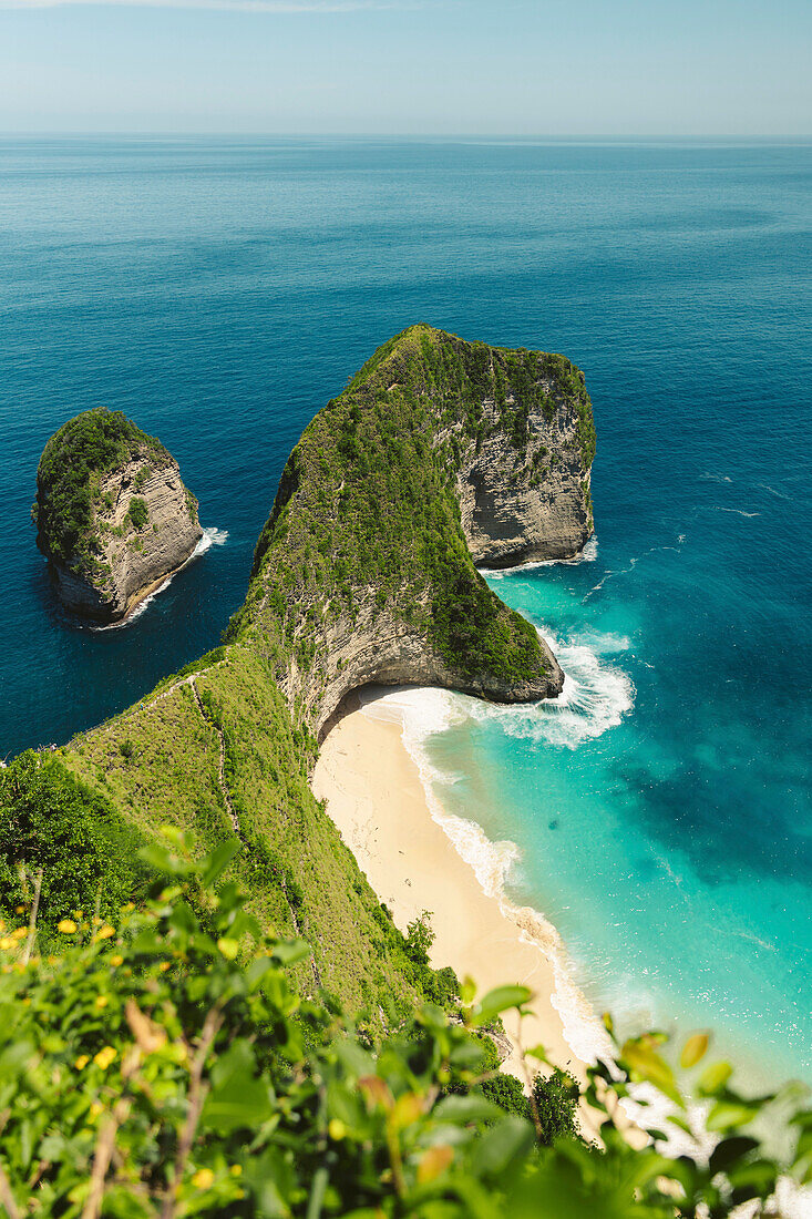 Meeresstapel und Felsformation entlang der Küstenlinie, die auf den Nusa-Inseln ins Meer ragt; Klungkung Beach, Nusa Penida, Indonesien