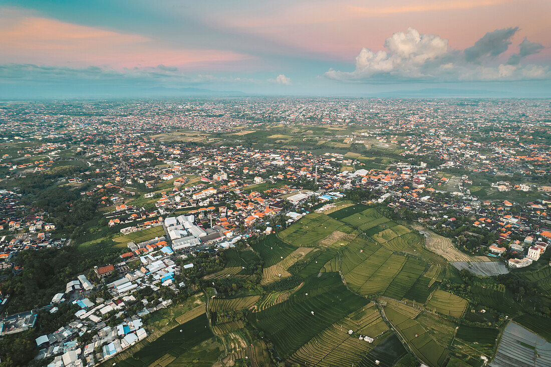 Drohnenansicht des Stadtbildes von Canggu, Bali, Indonesien; Canggu, Bali, Indonesien