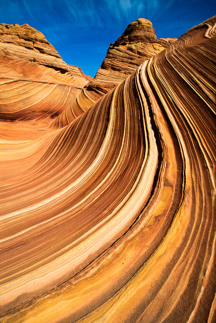 Nahaufnahme von The Wave, bunte Sandsteinfelsformation der Coyote Buttes in der Paria Canyon-Vermilion Cliffs Wilderness; Arizona, Vereinigte Staaten von Amerika