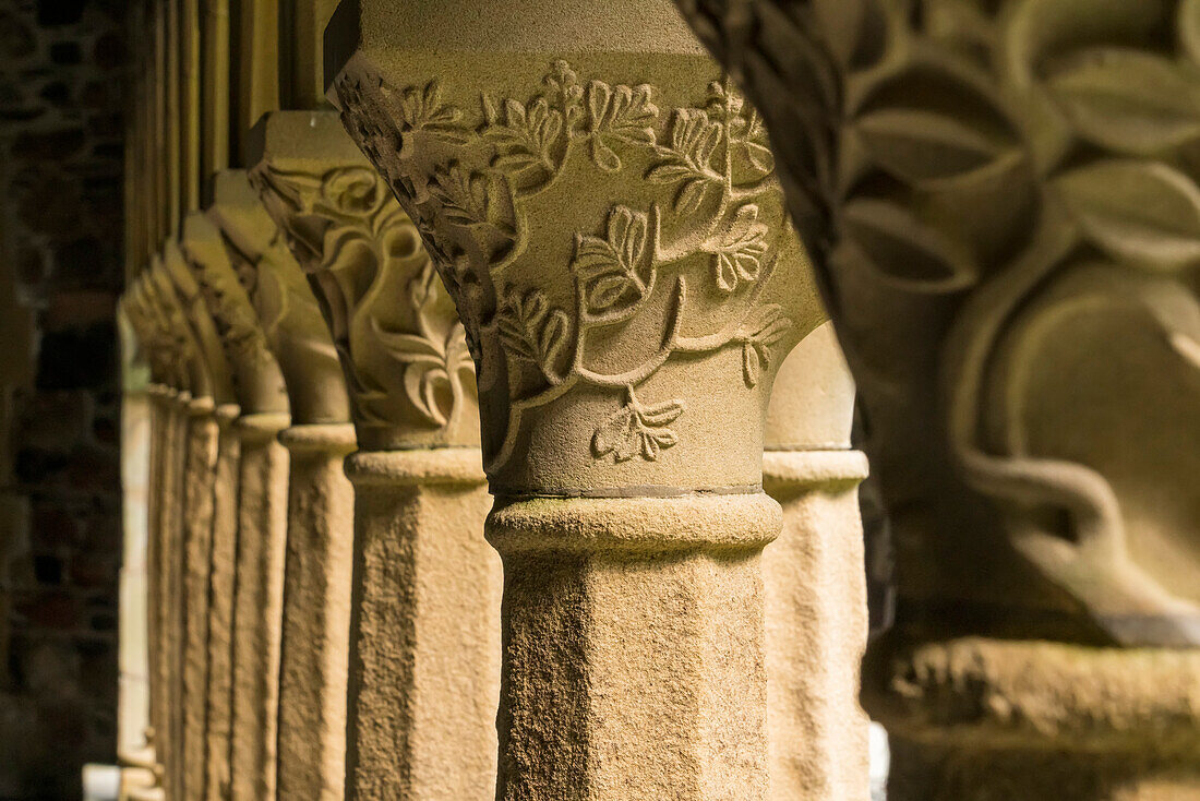 Säulen und Skulpturen im Kreuzgang der Benediktinerabtei in Iona, Schottland; Isle of Iona, Schottland