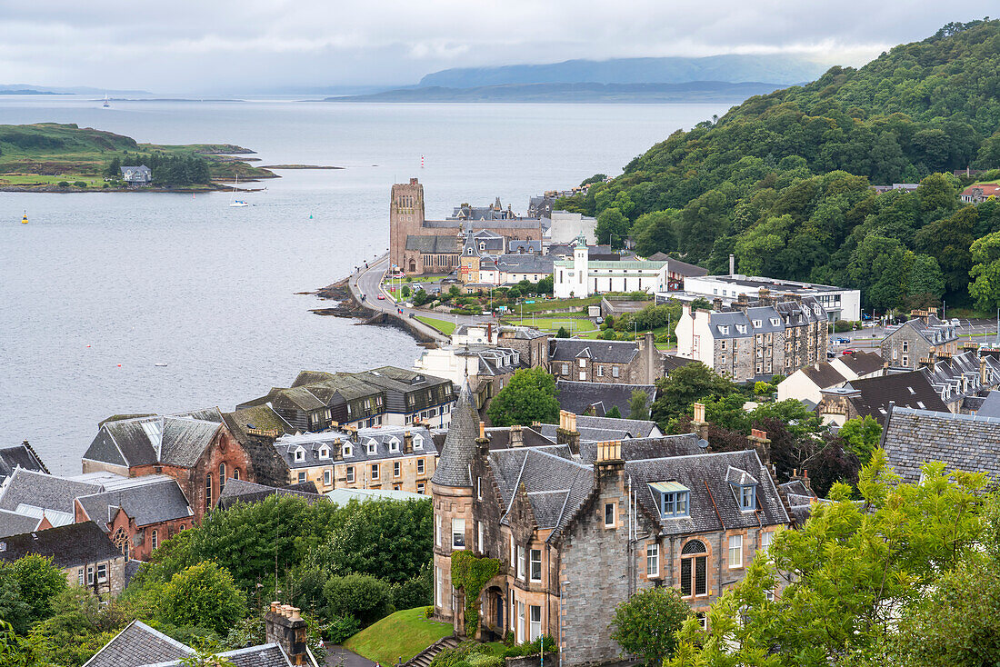 Ein Blick auf die Stadt Oban und ihren Hafen in Schottland; Oban, Schottland