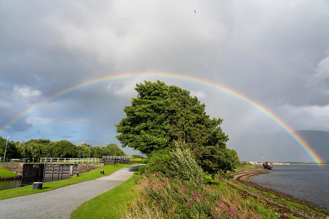 Ein Regenbogen spannt sich über den Caledonian Canal bei Corpach, Schottland; Corpach, Schottland