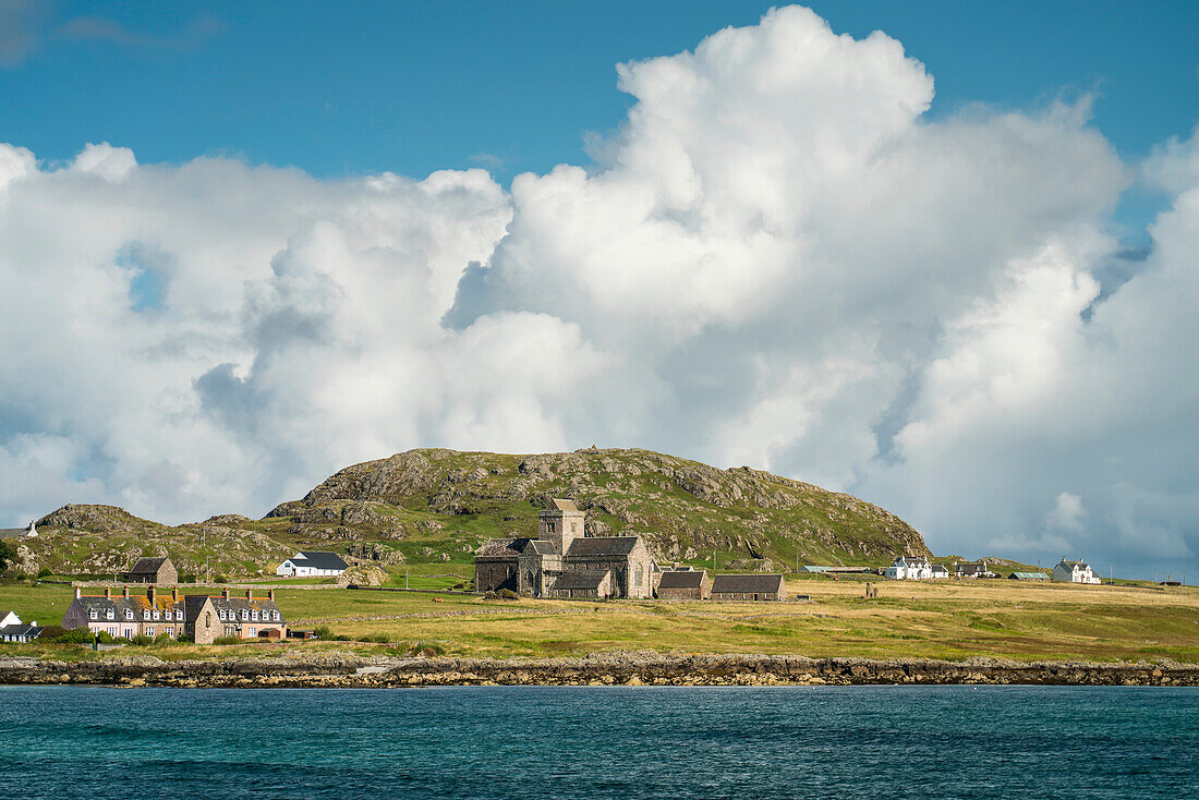 Die beleuchtete Benediktinerabtei auf der Insel Iona, Schottland; Iona, Schottland