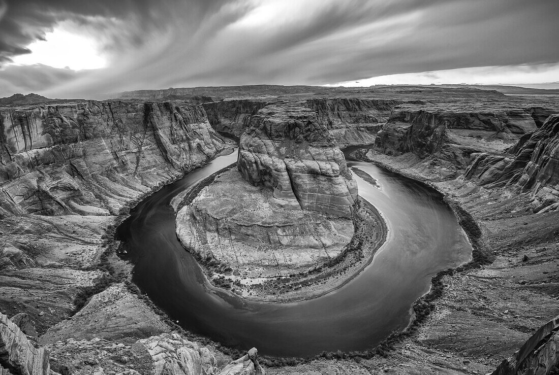 Schwarz-Weiß-Bild des Colorado River, der durch die Horseshoe Bend in der Nähe von Page, Arizona, fließt.