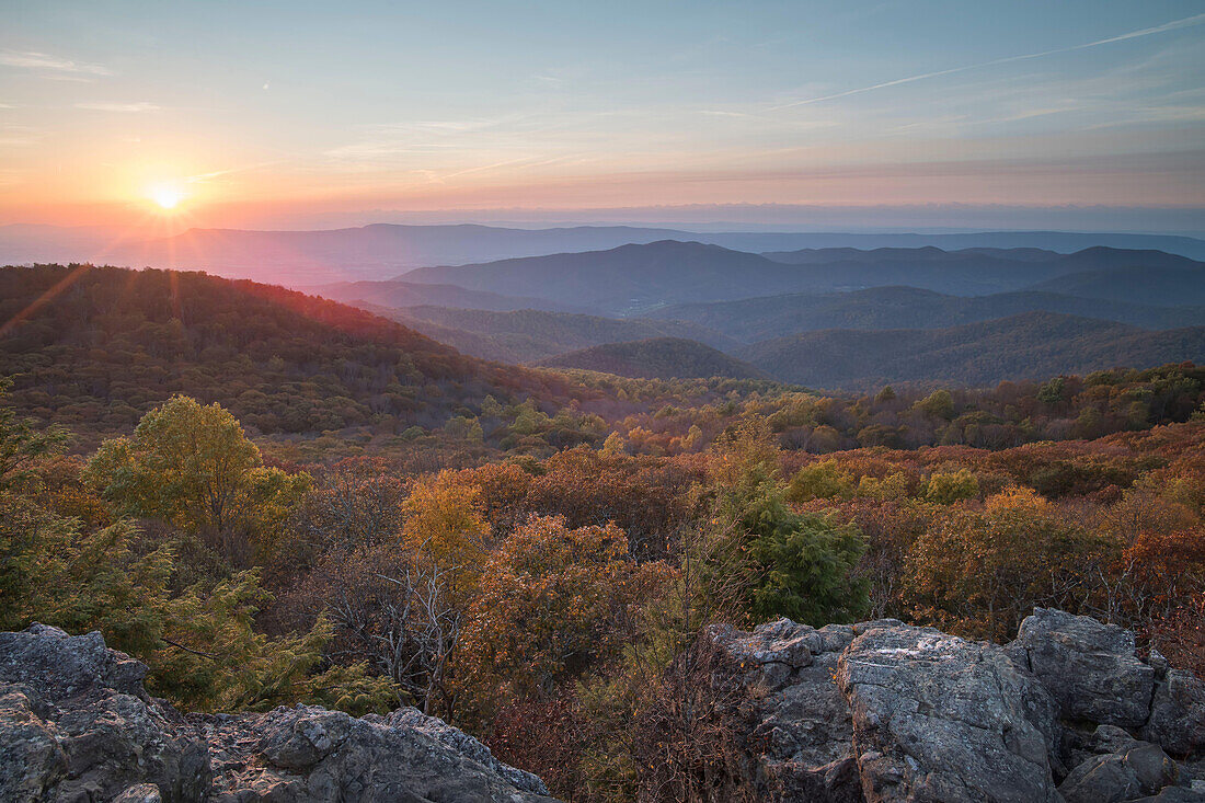 Sonnenuntergang am Bearfence Mountain im Shenandoah National Park, Virginia.