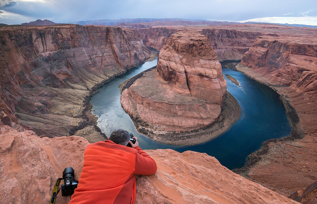 Der Colorado River fließt durch die Horseshoe Bend bei Page, Arizona.