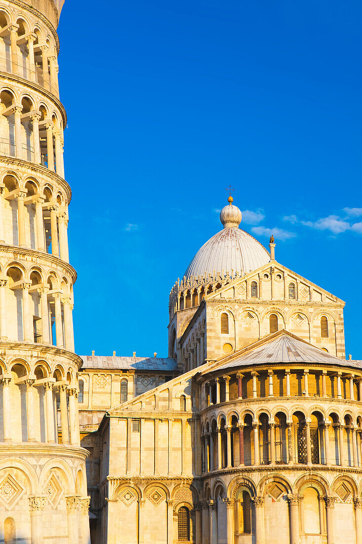 Nahaufnahme des Schiefen Turms von Pisa und des Doms von Pisa, Domplatz; Pisa, Toskana, Italien