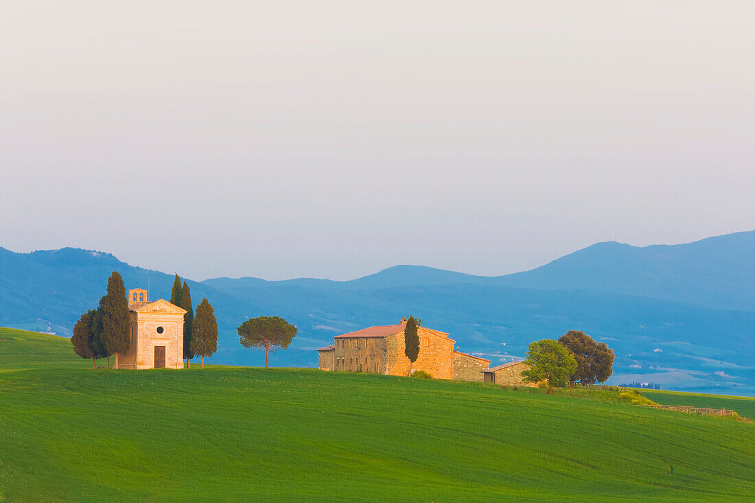 Die Kapelle Capella di Vitaleta und das Bauernhaus; Val d'Orcia, Provinz Siena, Toskana, Italien