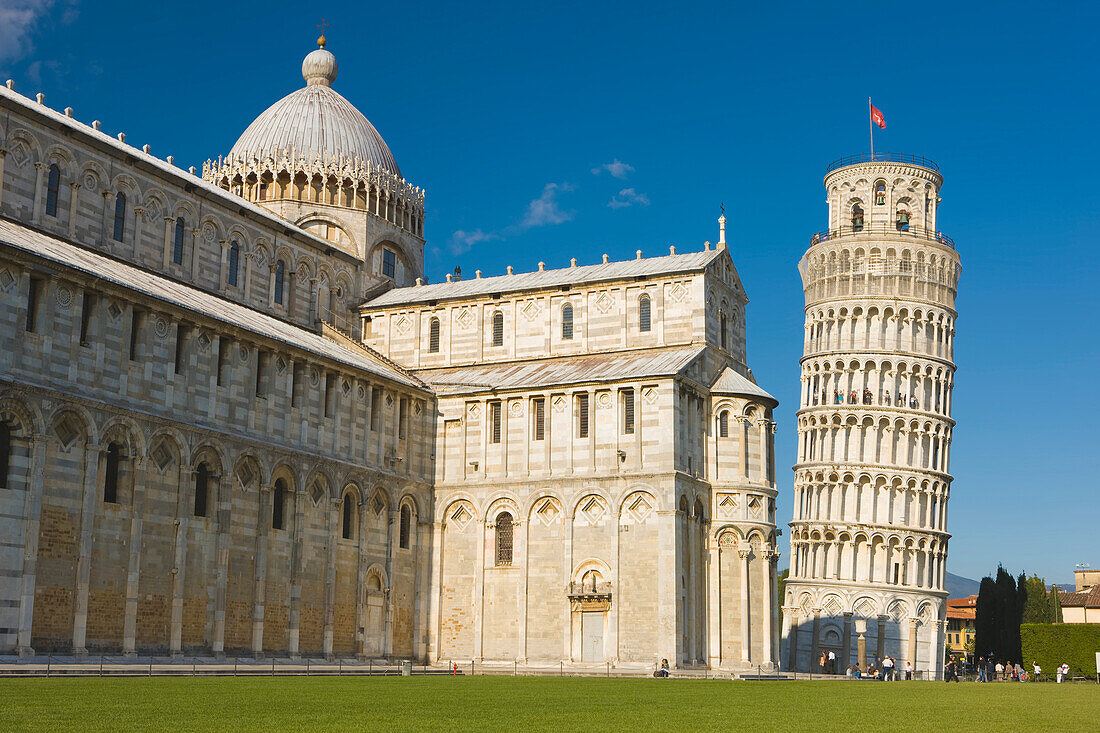 Der schiefe Turm von Pisa und der Dom von Pisa, Domplatz; Pisa, Toskana, Italien