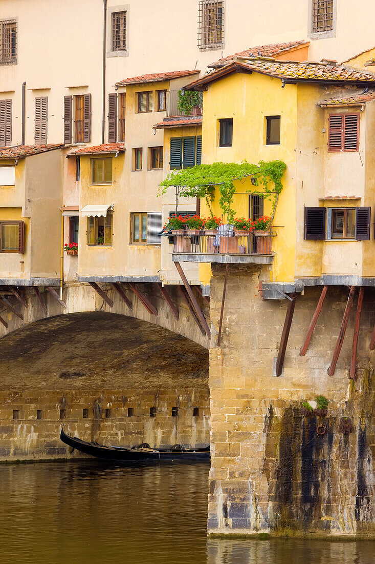 Eine mit Pflanzen bewachsene Terrasse entlang der mittelalterlichen Brücke Ponte Vecchio, die den Fluss Arno überquert; Florenz, Toskana, Italien