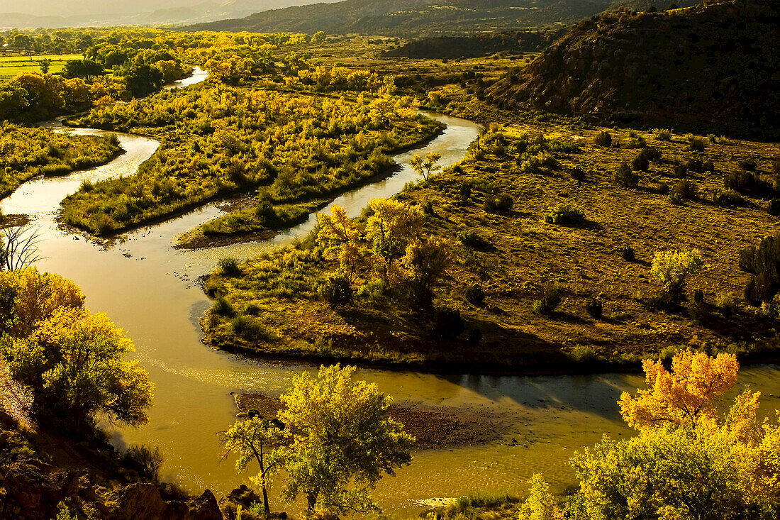 Der Chama River schlängelt sich durch die Landschaft.