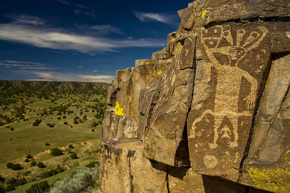 Petroglyphen der Pueblo-Indianer mit Blick auf eine Wüstenlandschaft.