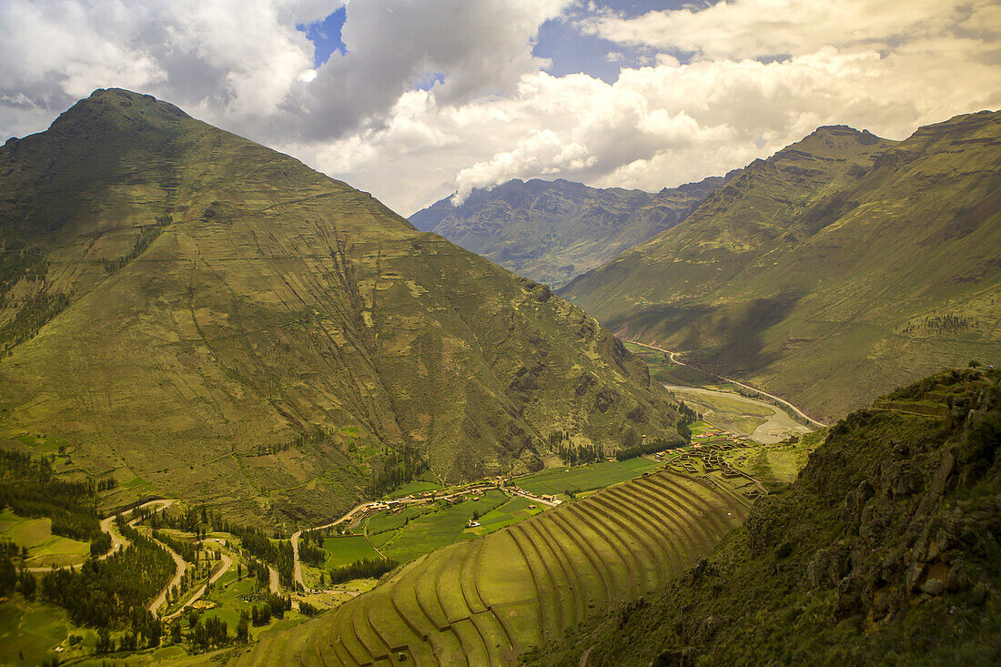 Blick auf ein Bergtal und Inka-Terrassenfelder an den Berghängen.