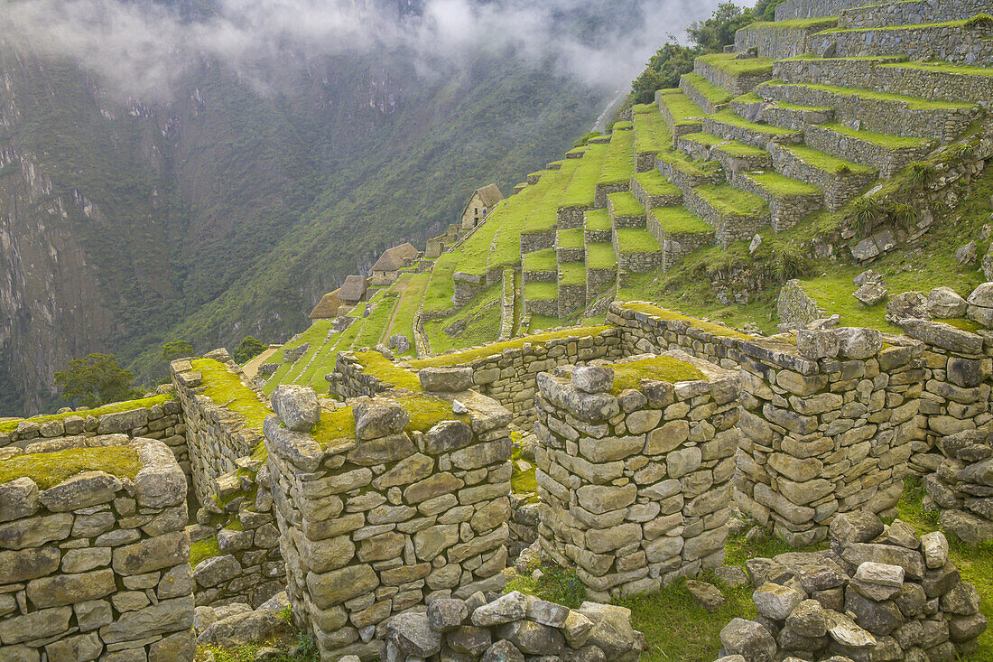 Nebel lichtet sich über den präkolumbianischen Inka-Ruinen von Machu Picchu.