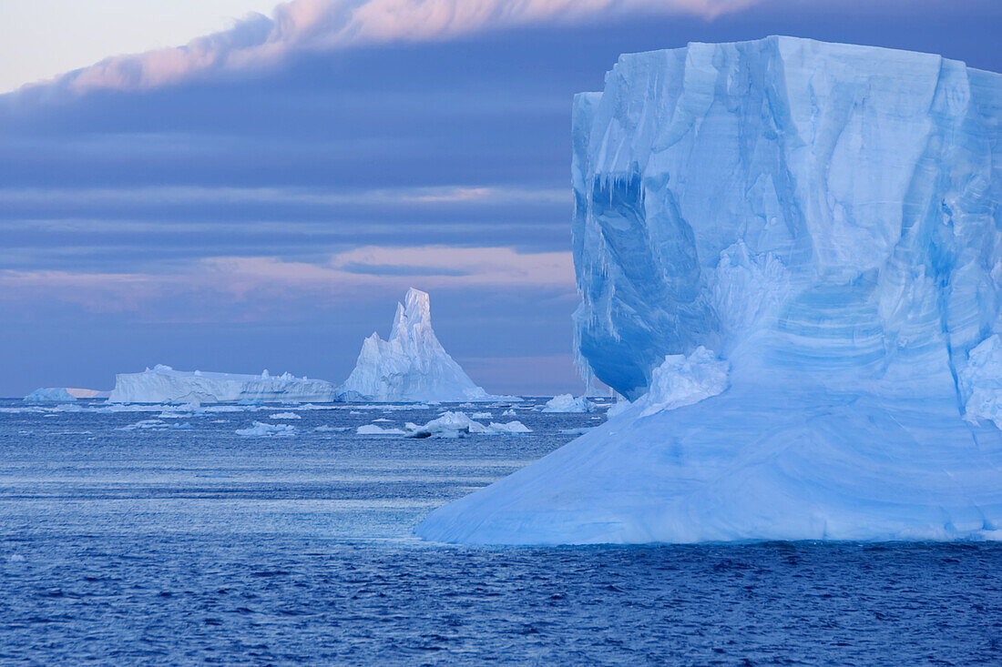 Geformtes Eis, nahe Couverville Island, Gerlache Strait, Antarktis
