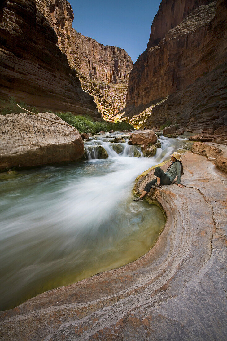 Frau beim Entspannen, Havasu Creek, Havasu Canyon, Grand Canyon, Arizona.