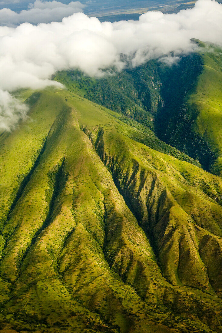 Luftaufnahme von Bergen und Wolken in der Nähe des Lake Manyara, Tansania.