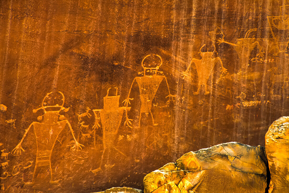 Felskunstfiguren an einer Felswand, Teil der Capitol Reef Petroglyphs im Capitol Reef National Park; Utah, Vereinigte Staaten von Amerika