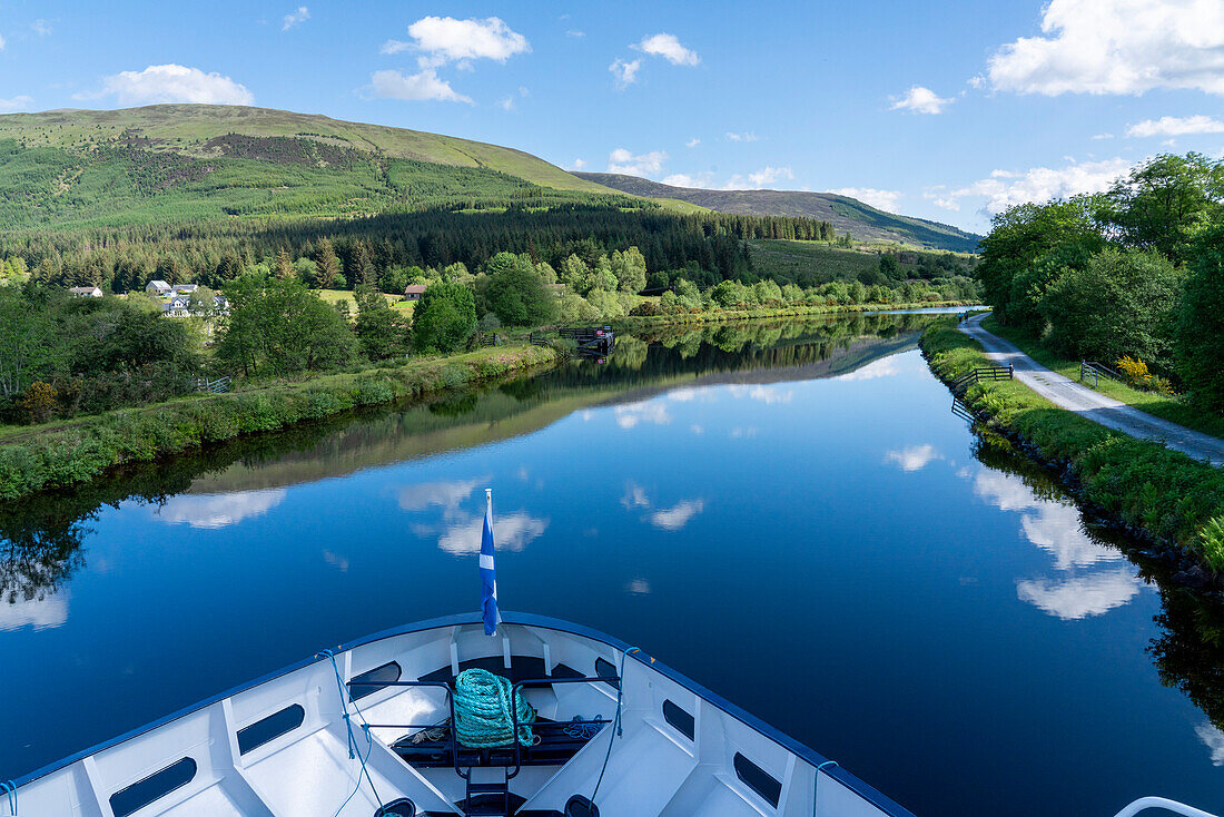 Ausflugsboot fährt auf dem Caledonian Canal bei Banavie, Schottland; Banavie, Schottland