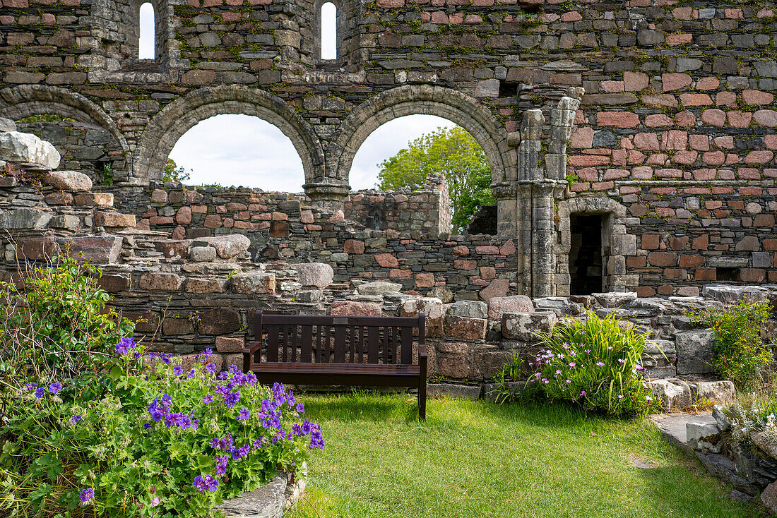 Ruinen in der Nähe der Benediktinerabtei auf der Isle of Iona, Schottland; Isle of Iona, Schottland