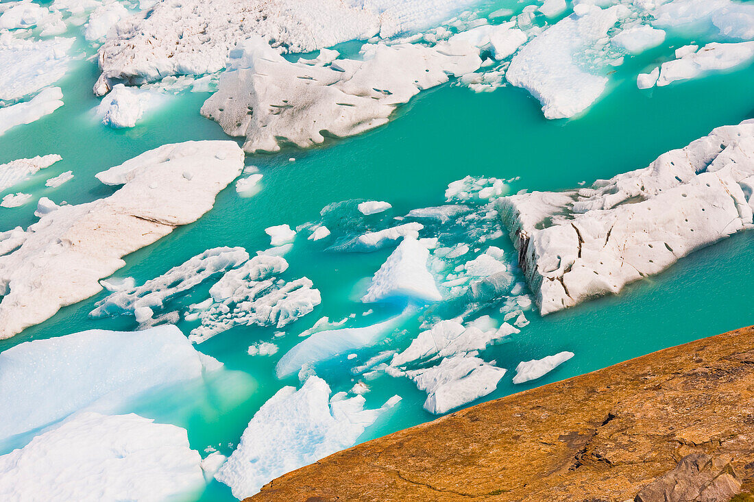 Im Wasser schwimmendes Eis am Perito Moreno Gletscher, Los Glaciares National Park, nahe El Calafate; Patagonien, Argentinien