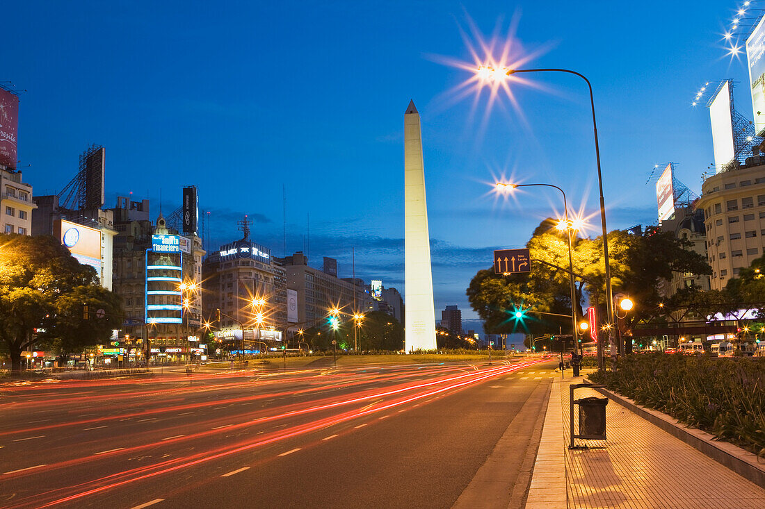 Avenue 9 de Julio und der Obelisk am Plaza de la Republica bei Nacht; Buenos Aires, Argentinien