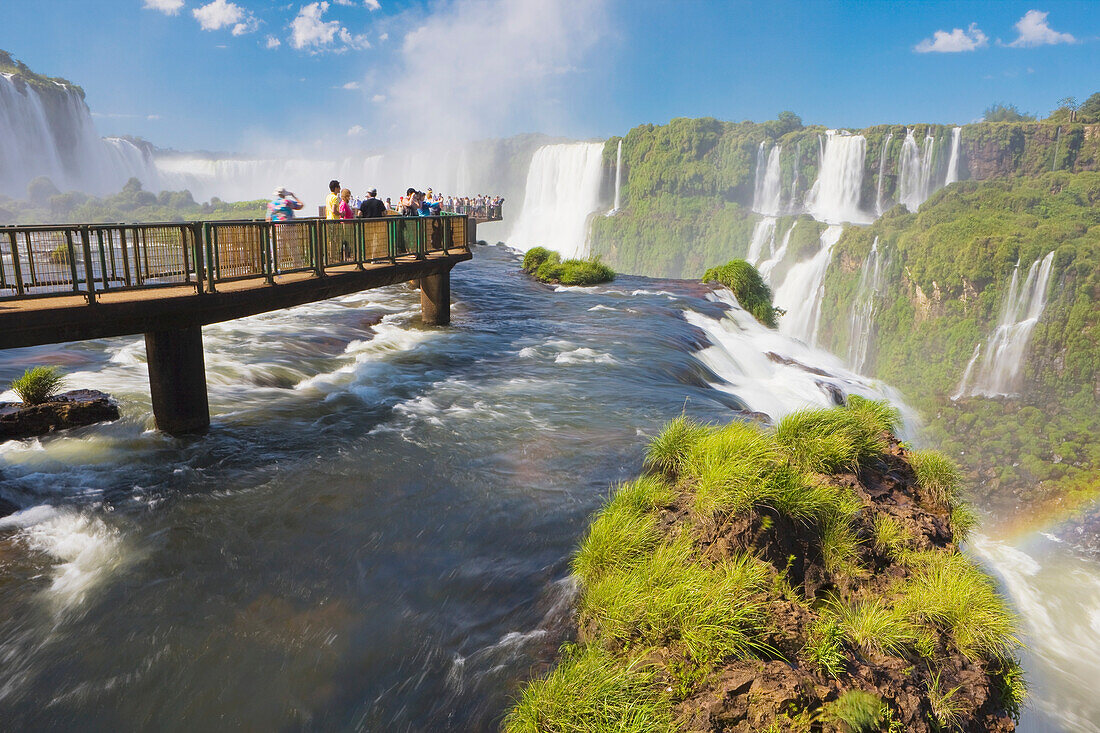 Touristen betrachten die berühmten Iguazu-Fälle von einer Plattform aus, Iguazu Falls National Park; Parana, Brasilien