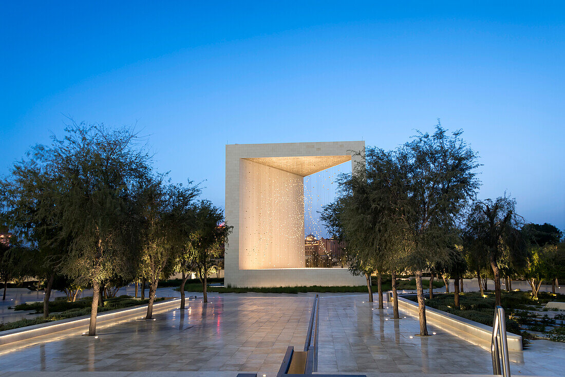 Das Gründerdenkmal mit dem Titel The Constellation in Abu Dhabi, Vereinigte Arabische Emirate, bei Sonnenuntergang. Eine Lichtskulptur, die zum Gedenken an Scheich Zayed bin Sultan Al Nahyan und zu Ehren seiner Leistungen für das Land errichtet wurde; Abu Dhabi, Vereinigte Arabische Emirate