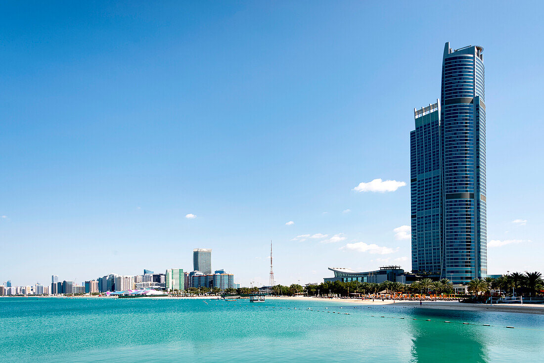Nation Towers und der St Regis Beach Club in Abu Dhabi entlang der Corniche in Abu Dhabi City von der Marina Island Roadway aus gesehen; Abu Dhabi, Vereinigte Arabische Emirate