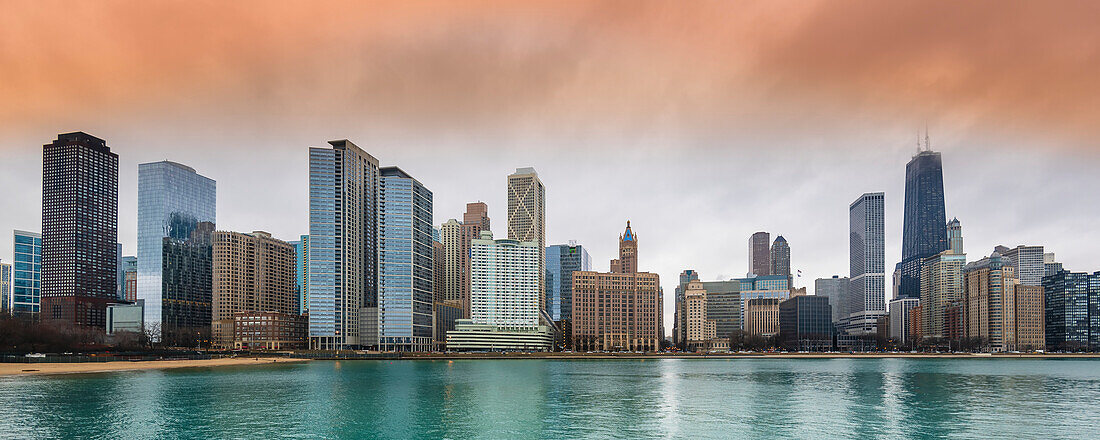 Blick auf die Skyline von Chicago mit dem Michigansee; Chicago, Cook County, Illinois, Vereinigte Staaten von Amerika