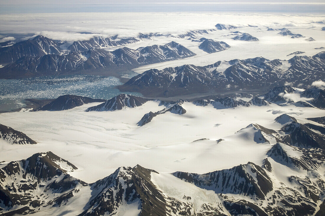 Luftaufnahme von alpinen Gletschern und Fjord, Spitzbergen, Svalbard, Norwegen.