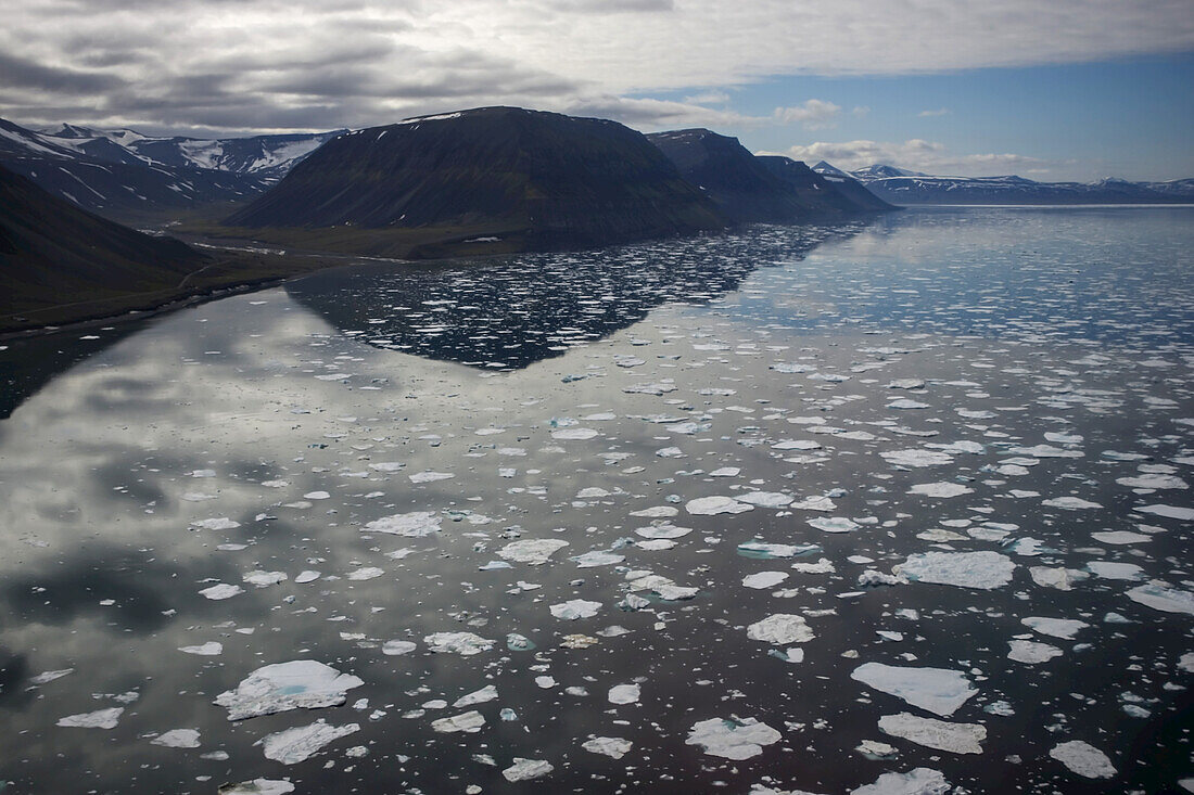Luftaufnahme von Eisbergen, Hornsund, Spitzbergen, Svalbard, Norwegen.