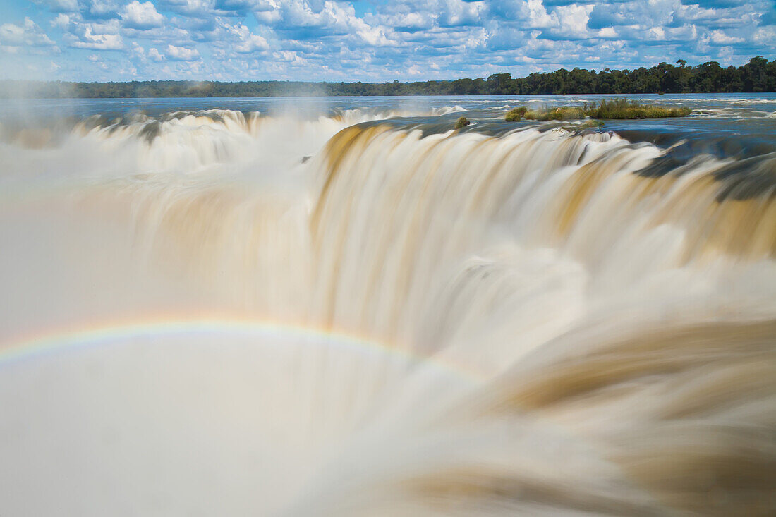 Ein Regenbogen über dem Devil's Throat Overlook an den Iguazu Fällen.