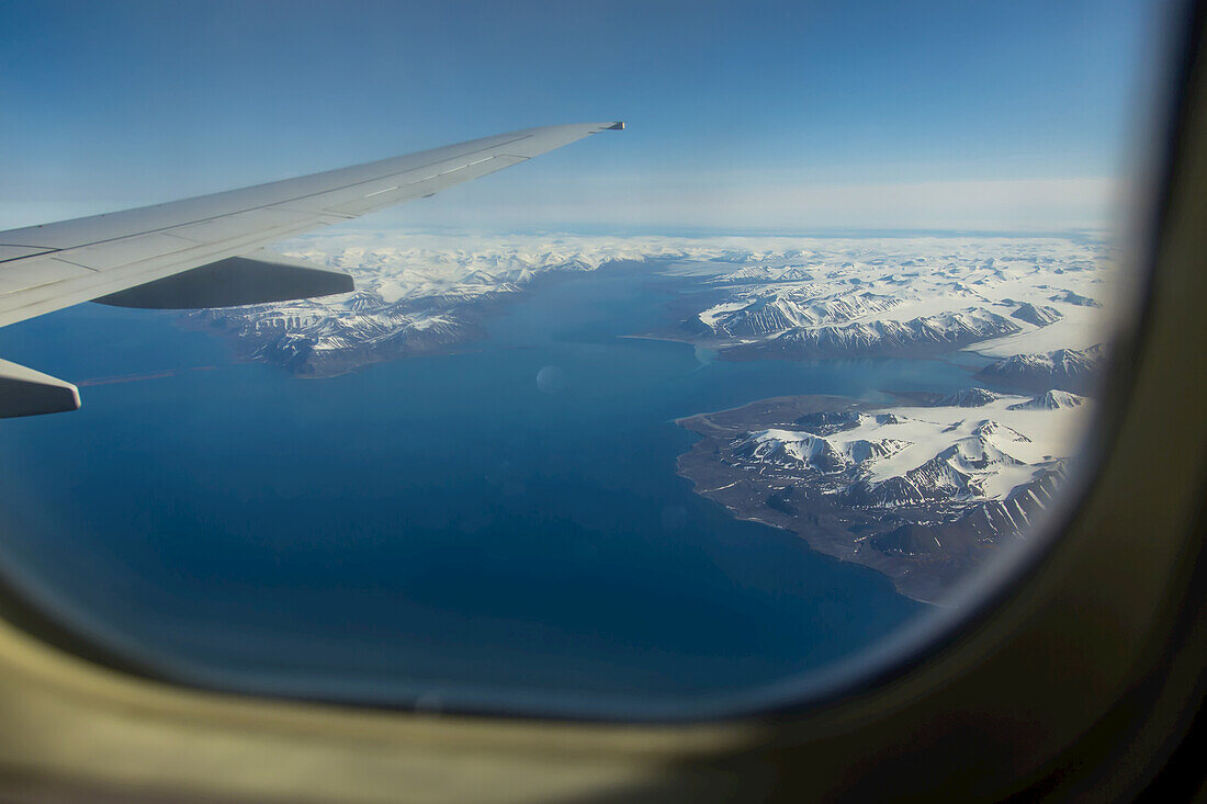 Blick auf Svalbard, Norwegen aus einem Flugzeugfenster.