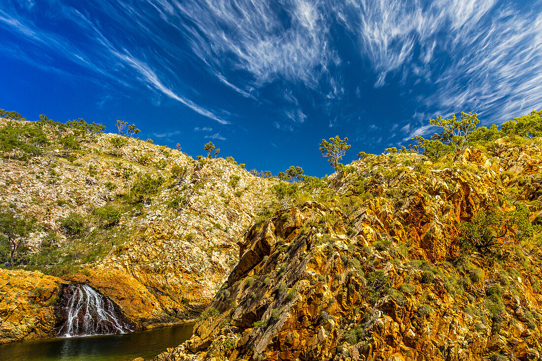 Ein niedriger Blickwinkel auf Cirruswolken über einer Klippe in der Nähe von Crocodile Creek in der Kimberley-Region im Nordwesten Australiens.