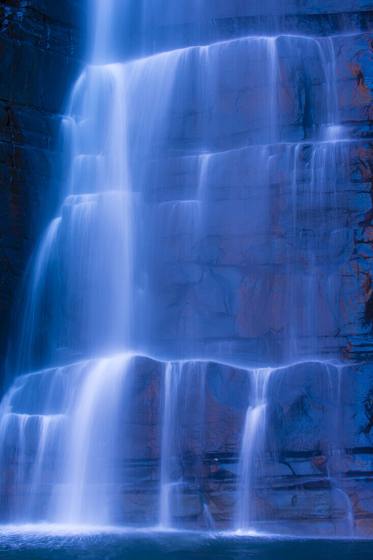 Eine unscharfe Bewegungsansicht eines Wasserfalls in der Nähe der King George Falls in der Kimberley Region.