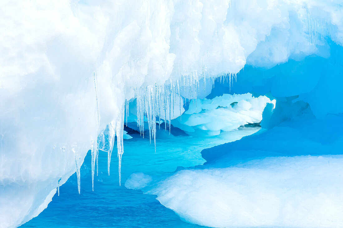 Eine Nahaufnahme von Eiszapfen an einem Eisberg in der Gerlachstraße, Antarktis.