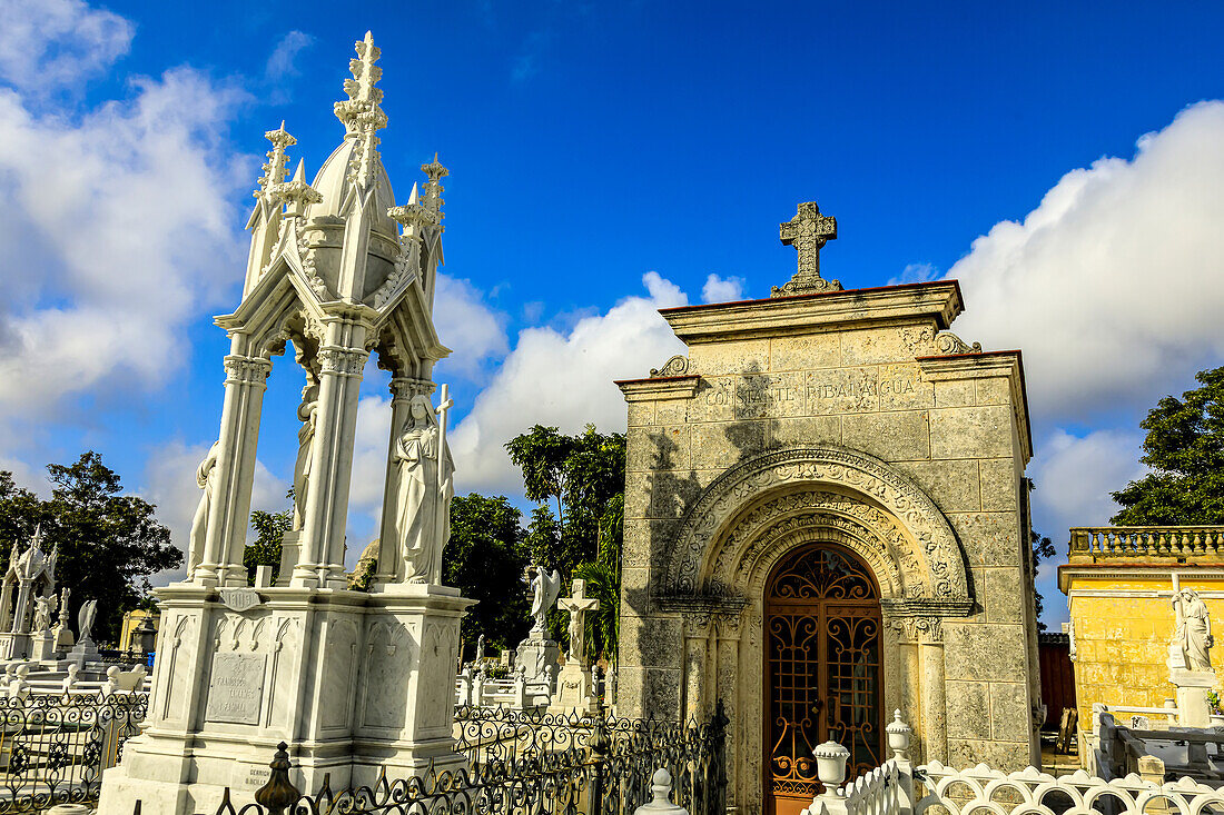 Oranaten-Skulpturen schmücken Mausoleen auf einem Friedhof in Havanna.
