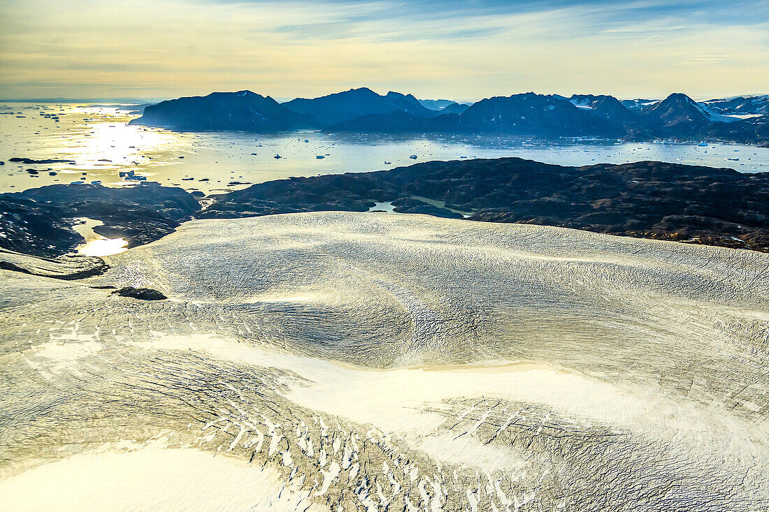 Ein Luftbild des grönländischen Eisschildes.