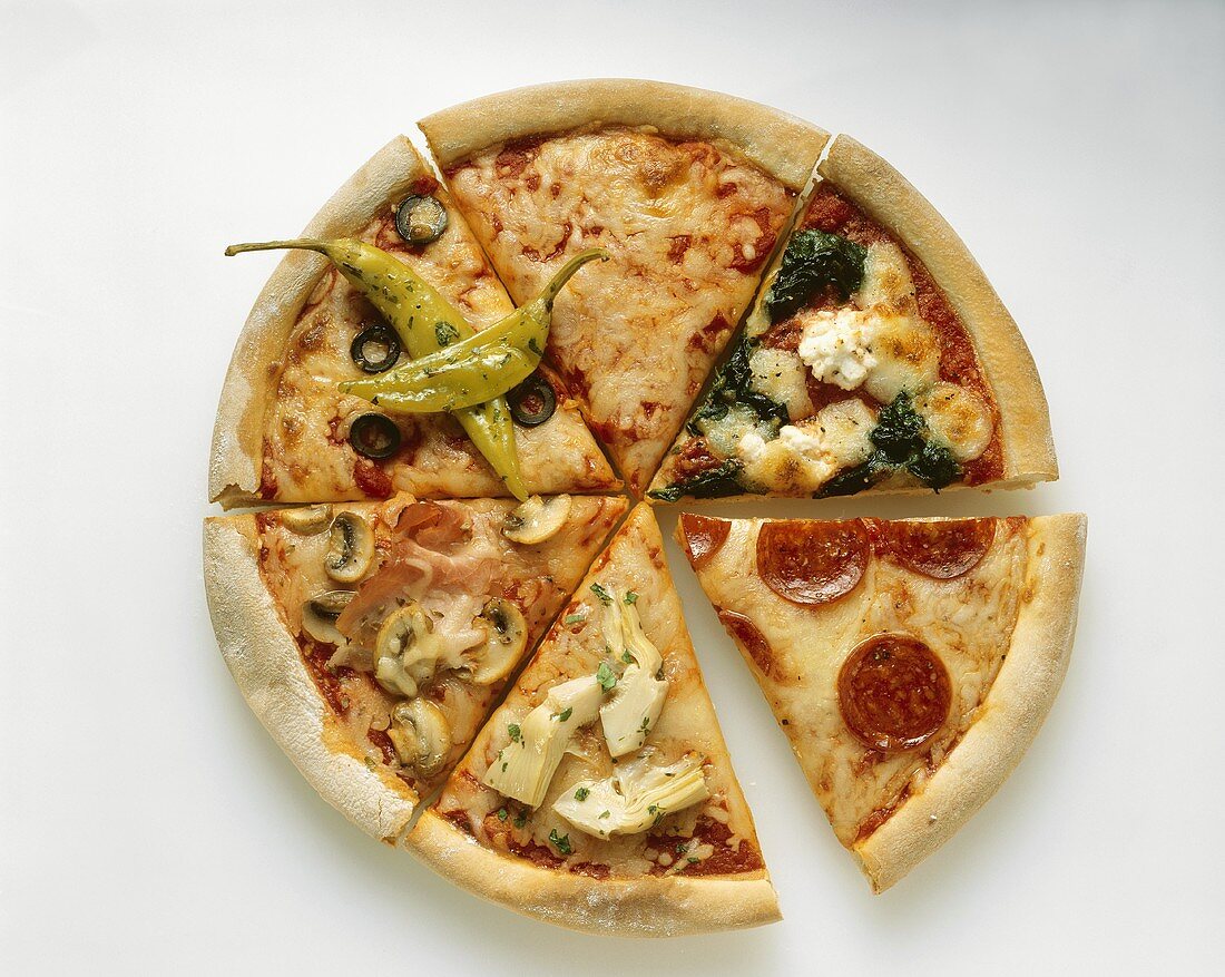Verschiedene Pizzastücke zu einer Pizza zusammnegesetzt