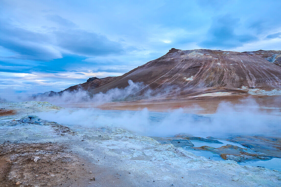 Schlammtopf und Fumarolenlandschaft im Thermalgebiet von Namafjall in der Region Myvatn in der nördlichen Region Islands; Namafjall, Nordurland Vestra, Island