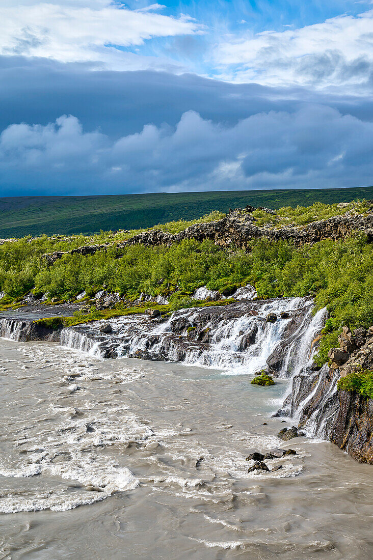 Hraunfossar-Wasserfall mit Hvita-Fluss im Sommer; Borgarnes, Vesturland, Island