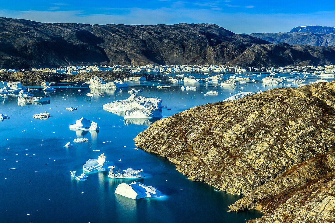 Luftaufnahme von Eisbergen im Sermilik Fjord.