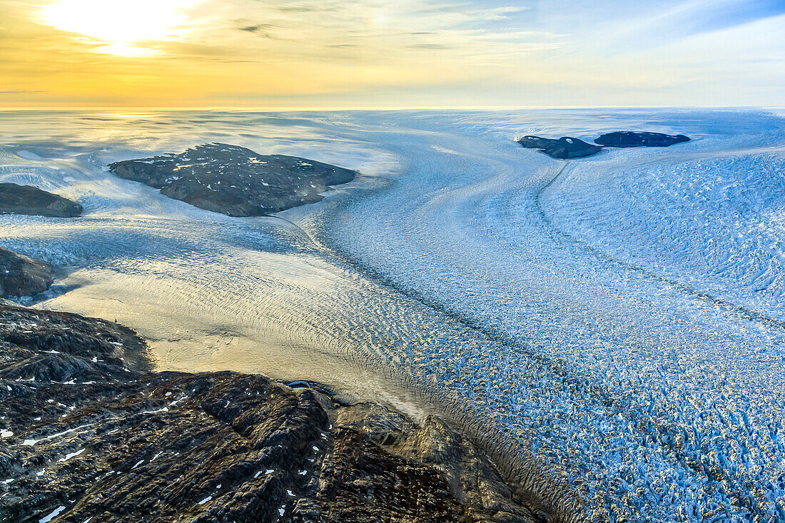 Luftaufnahme des Helheim-Gletschers und des grönländischen Inlandeisschildes.