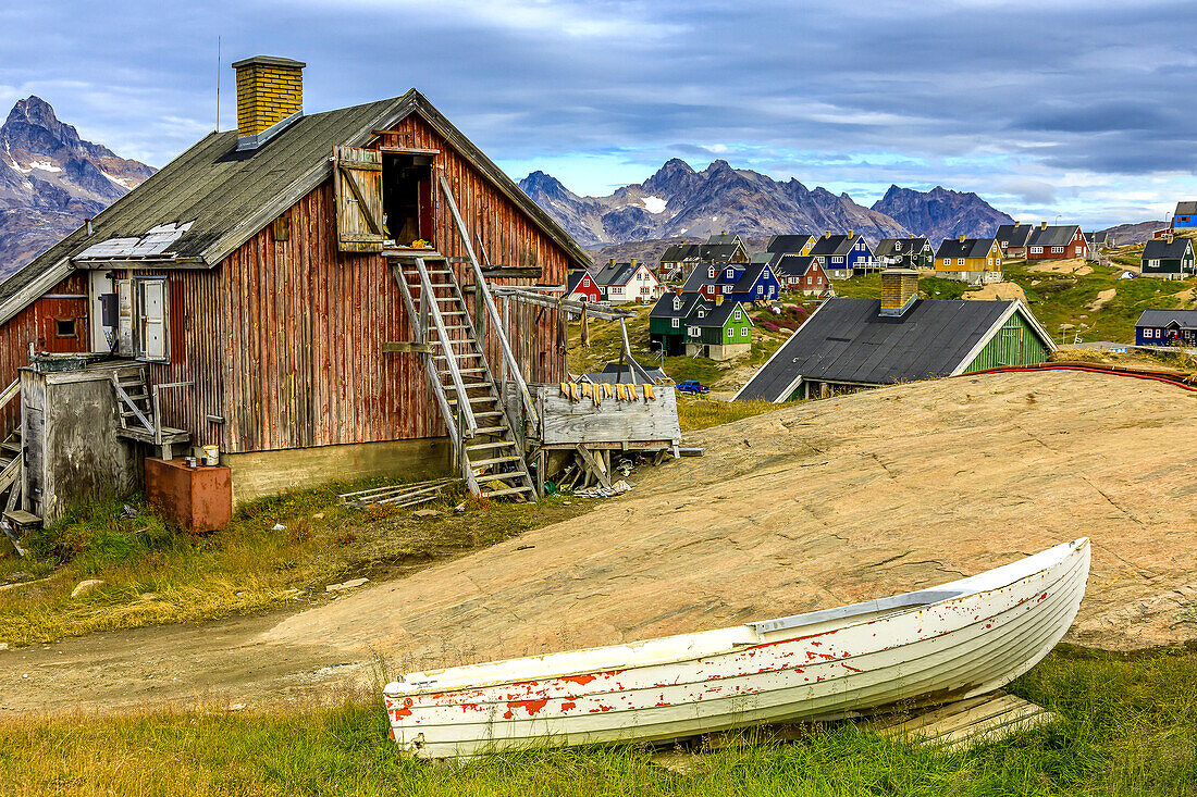 Altes Boot und Gebäude im Inuit-Dorf Tasiilaq.
