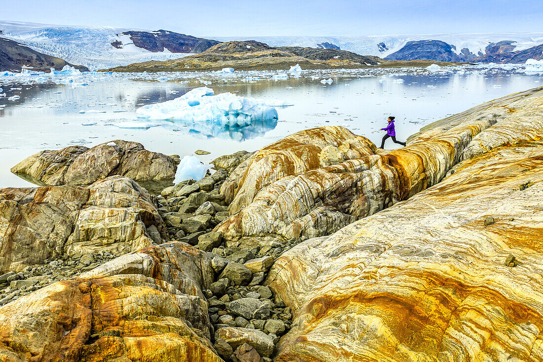 Ein Wanderer auf metamorphem Gestein im Semerlik Fjord.